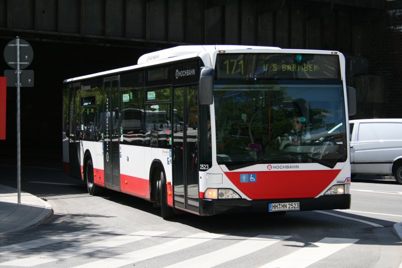 Der Citaro 3-Türer Bj.2005 der HHA am 5.Mai 2010 bei der Einfahrt ...