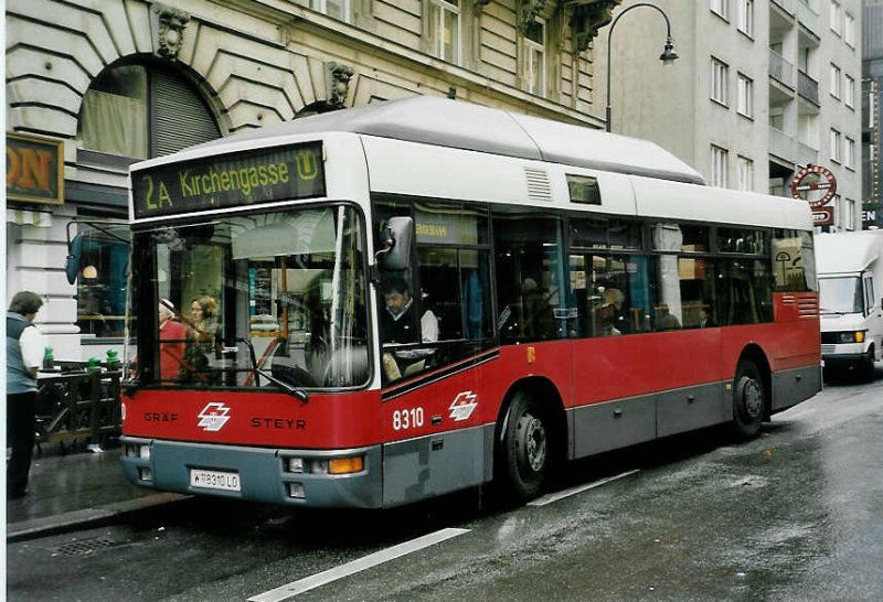056'421) - Wiener Linien - Nr. 8310/W 8310 LO - Gräf/Steyr am 8. Oktober 2002 in Wien, Schwedenplatz - Autobusse.startbilder.de